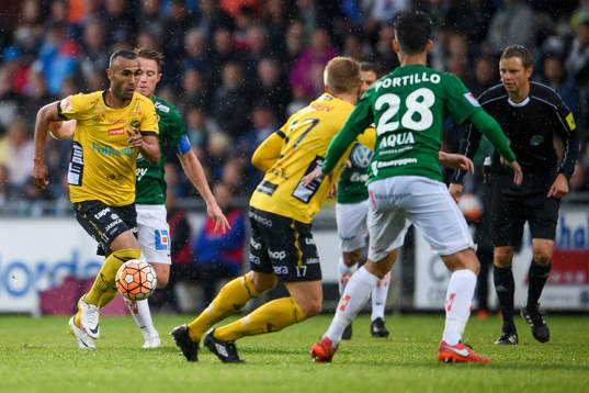 Elfsborgs Issam Jebali med Jönköpings Tommy Thelin i