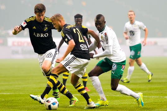 s Sauli Väisänen och Daniel Sundgren i kamp mot Hammarbys