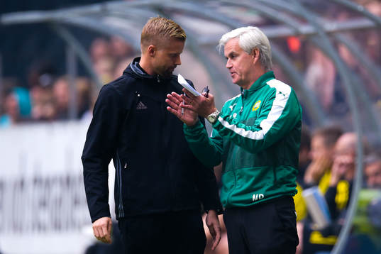 Hammarbys tränare Nanne Bergstrand i samtal med