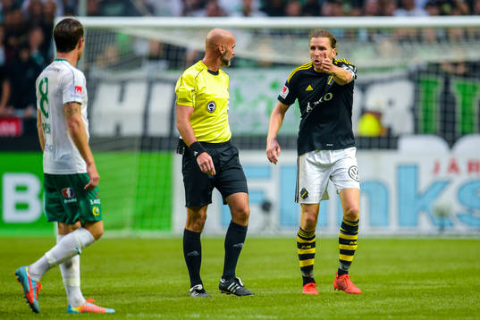 s Nils-Eric Johansson i samtal med domaren