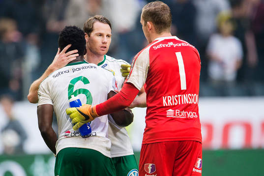 Hammarbys Johan Persson kramar om Joseph Aidoo och målvakt