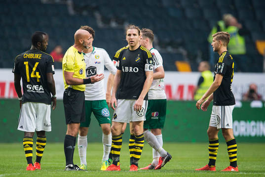 s Nils-Eric Johansson är framme och pratar med domare