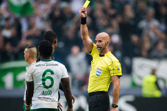 Domare Stefan Johannesson delar ut ett gult kort till både