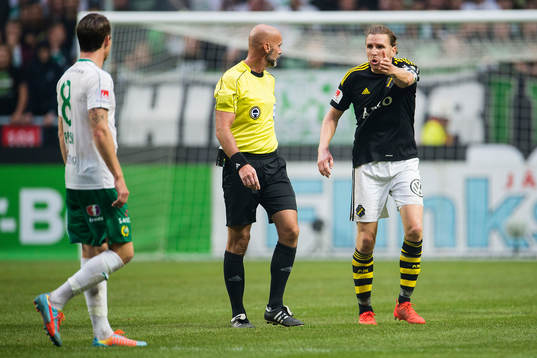 s Nils-Eric Johansson reagerar mot domare Stefan Johannesson