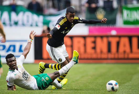 s Alexander Isak mot Hammarbys Joseph Aidoo