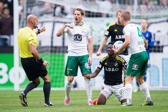 Hammarbys Johan Persson reagerar mot domare Stefan