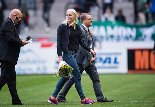 Sarah Sjöström gratuleras