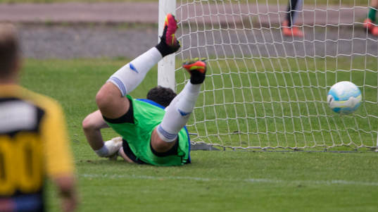 IFK Hässleholms Krenar Ejupi släpper 0-2 förbi sig i