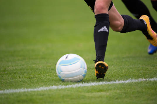 Fot, boll, fotbollsstrumpa Adidas i matchen i division 2