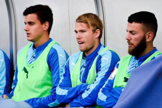 Malmö FFs Oscar Lewicki på bänken