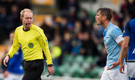 Malmö FFs Markus Rosenberg skriker på domare Per Melin