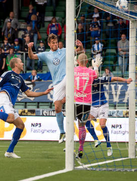 Malmö FFs Markus Rosenberg är nära att göra mål på