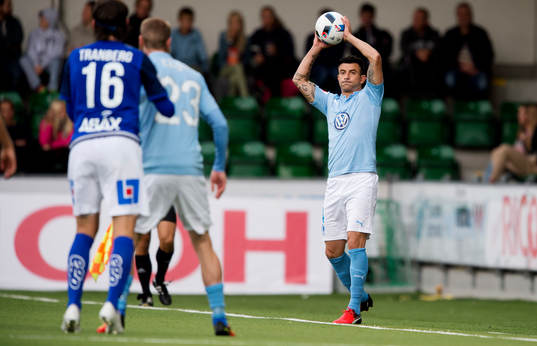 Malmö FFs Behrang Safari med ett inkast
