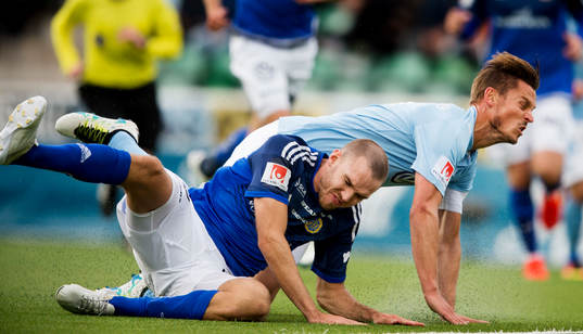 Sundsvalls Marcus Danielson glidtacklar Malmö FFs Markus