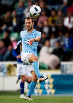Malmö FFs Magnus Wolff Eikrem slår en passning