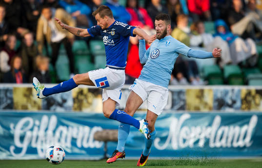 Sundsvalls Eric Larsson stoppar Malmö FFs Erdal Rakip