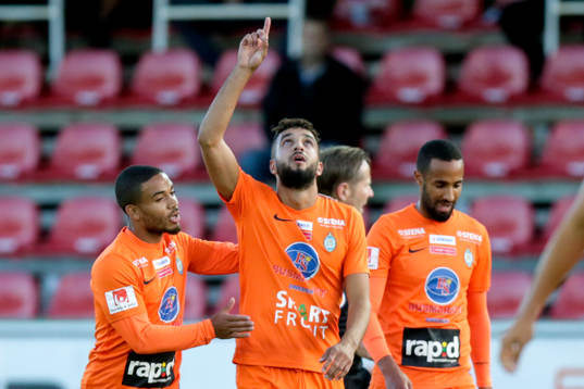 Athletics Omar Eddahri jublar med lagkamraterna