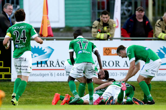 Ljungskiles Egzon Binaku jublar med lagkamraterna