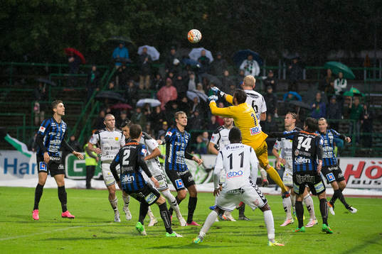 GAIS målvakt Tommi Vaiho boxar bort bollen från ett