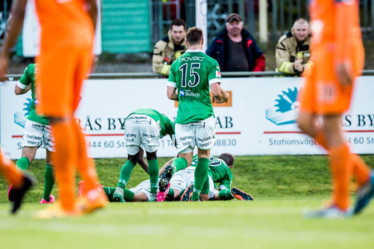 Ljungskiles Egzon Binaku  har kvitterat till 1-1 och jublar