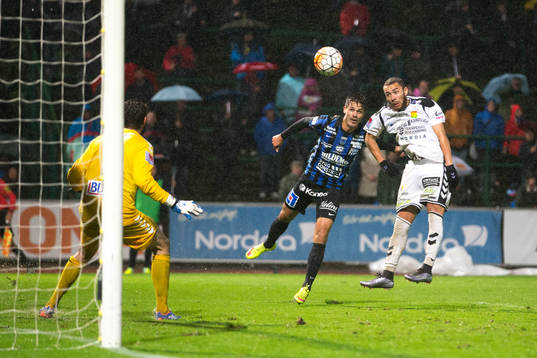 Sirius Ante Björkebaum har precis nickat bollen mot GAIS