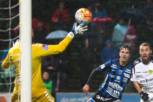 Sirius Ante Björkebaum har precis nickat bollen mot GAIS