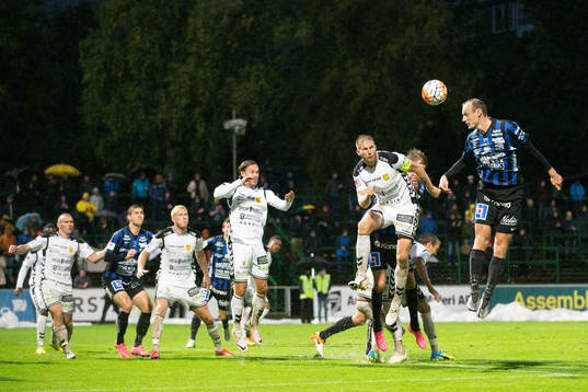 GAIS Steven Old och Sirius Dragan Kapcevic i en nickduell