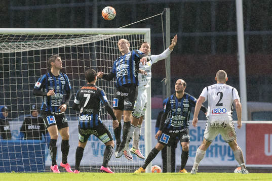 Sirius Dragan Kapcevic och GAIS Luka Mijaljevic i nickduell