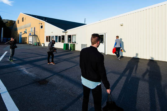 IFK Göteborgs målvakt John Alvbåge och ett filmteam