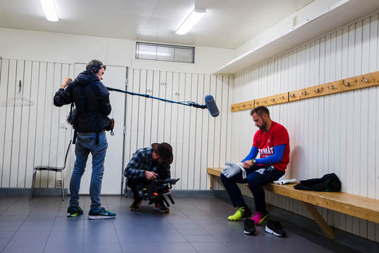 IFK Göteborgs målvakt John Alvbåge och ett filmteam