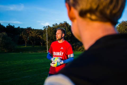 IFK Göteborgs målvakt John Alvbåge instruerar spelarna