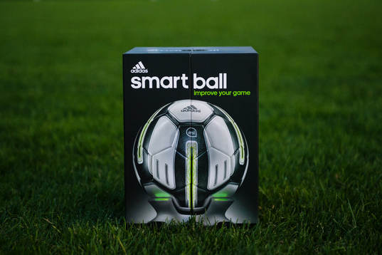 Förpackningen till en Smart Ball från Adidas