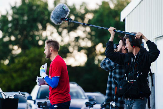 IFK Göteborgs målvakt John Alvbåge och ett filmteam