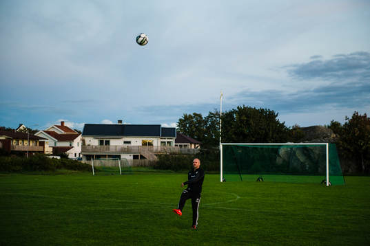 Olof Utbult sparkar iväg en boll