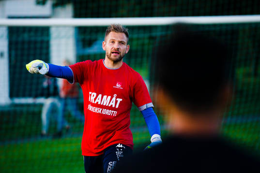 Spelare ser IFK Göteborgs målvakt John Alvbåge