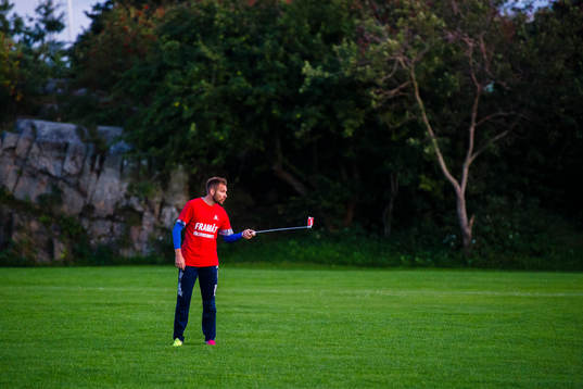 IFK Göteborgs målvakt John Alvbåge spelar in en film med
