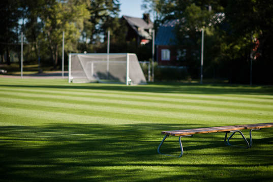 Bänkar intill fotbollsplanen på Bosön före en träning