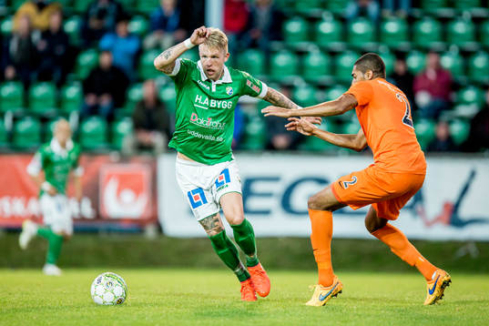Ljungskiles Tim Nilsen före Athletics Denis Viana da Silva