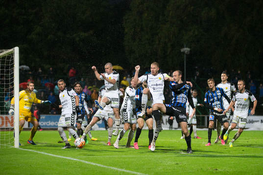 GAIS målvakt Tommi Vaiho, GAIS Malkolm Moënza, GAIS James
