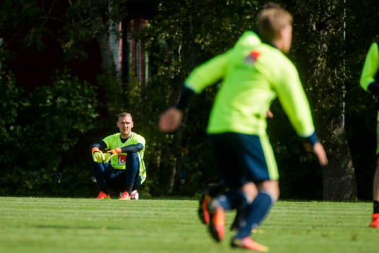 Målvakt Robin Olsen vilar