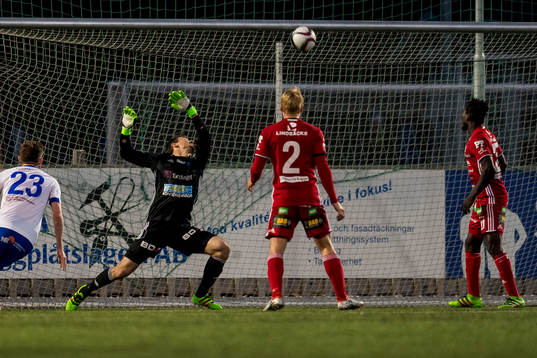 s Karl Cunningham (ej i bild) har ett skott som träffar