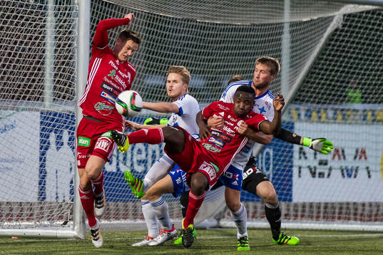 s Yanku Marrah i kamp framför Luleå:s mål