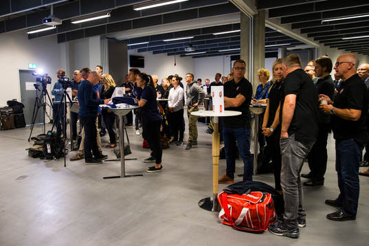 Spelare och tränare följer upptaktsträffen