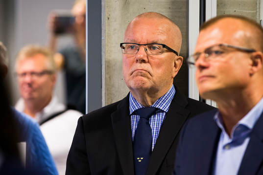 Leif Boork, förbundskapten för damkronorna följer