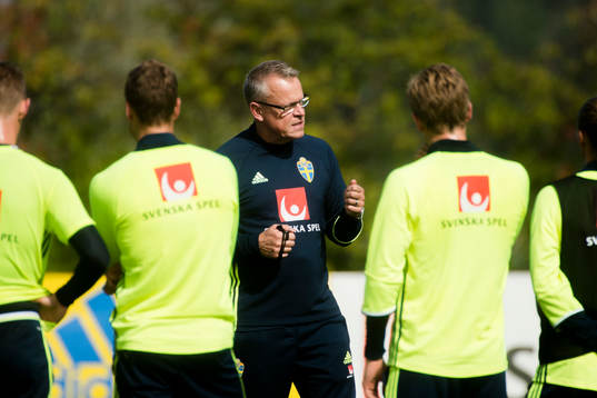 Förbundskapten Janne Andersson i samtal med spelarna
