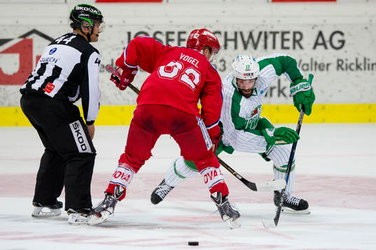 Rögles Taylor Matson tekar mot Rapperswil-Jona Lakers Jan