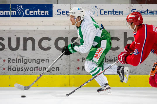 Rögles Simon Ryfors före Rapperswil-Jona Lakers Antonio