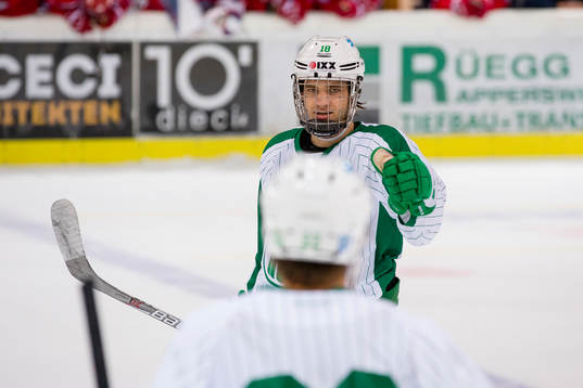 Rögles Timothy Liljegren gratulerar Sebastian Wännström