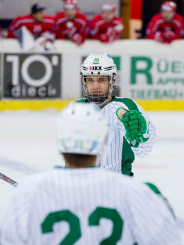 Rögles Timothy Liljegren gratulerar Sebastian Wännström