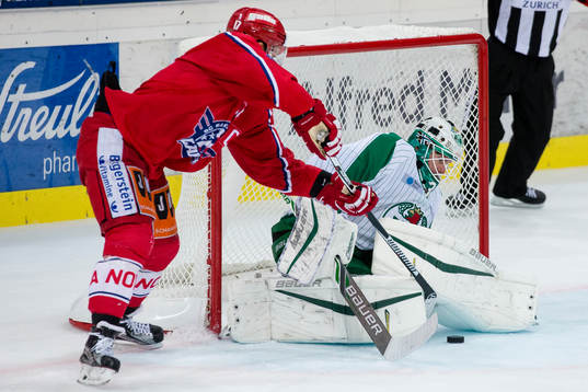 Rögles målvakt Lars Volden räddar ett skott från